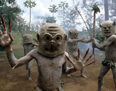 《10種神祕又迷人的民族服飾》你知道世界最古老的面具是什麼樣子嗎？