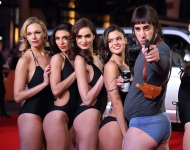 辣妞排排站《特務大臨演》首映 帶老婆參加這種首映沒問題嗎...？