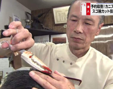 日本《蟹腳理髮師》讓老闆堅持用蟹腳剪頭髮的理由究竟是...（憋笑）