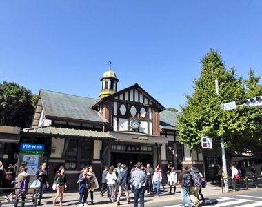 《原宿車站改建》什麼～這麼有特色的原宿車站要改掉噢（皺眉）