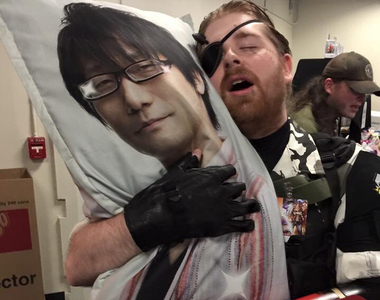 潛龍諜影製作人《小島秀夫抱枕》老外對他的愛可真是比山高比海深啊w