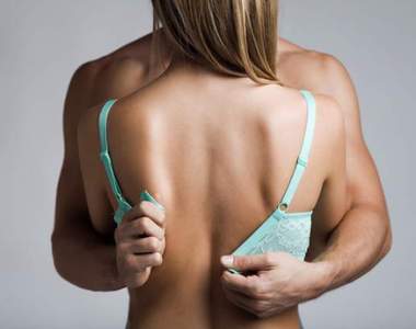 《男生脫女生胸罩的方法》事業成功的男人到底用單手還是雙手呢？ww