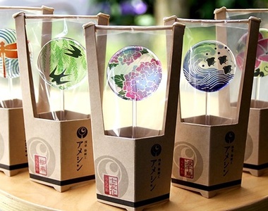 《夏季圖案團扇糖》將細緻的夏日風情夾在通透的糖果之中♡