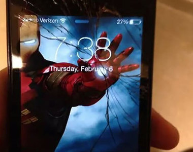 《手機螢幕破裂》這樣就不用修螢幕啦..也算是苦中作樂吧XD