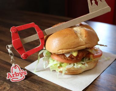 美國Arby&#39;s 速食店《用紙板做出各種紙模型》當薯條漢堡旁的裝飾品