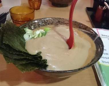 話題《日本絕濃拉麵》濃到湯匙可以直立的拉麵到底是加了什麼啊？