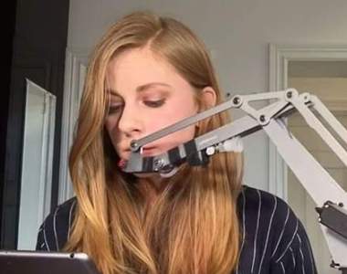 《自動口紅機》正妹工程師超有創意的NG作品