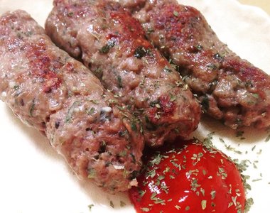 《自製無皮香腸》只要有保鮮膜跟微波爐就能輕鬆完成