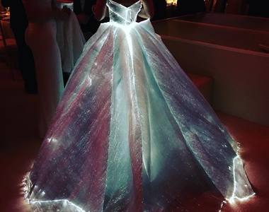 極度夢幻《夜光禮服》感覺未來會成為一股潮流喔(,,・ω・,,)