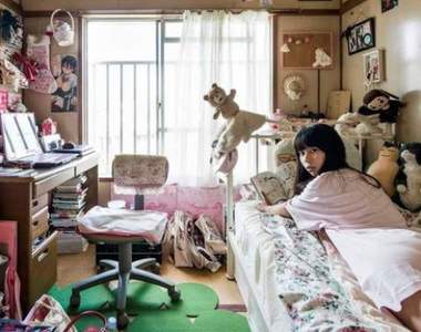 《偷窺宅女房間寫真集》翻開寫真書讓男孩一觀禁地的大秘寶