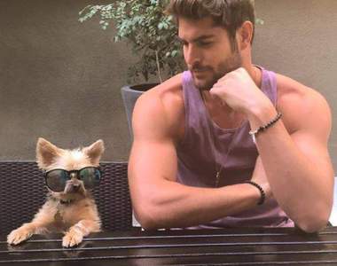 《型男與狗》肌肉猛男配嬌小狗狗的組合太有趣了♥