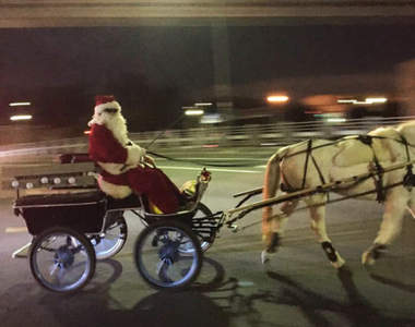 《日本街頭聖誕老人登場》網友吐槽聖誕老公公怎麼是坐馬車呢ww
