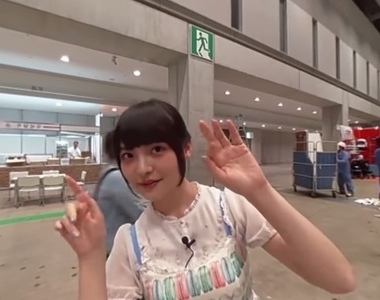 《360度上坂堇介紹玩具展》視角捕捉主持人身影的方式超有趣