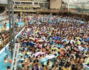 有變態《東京夏日樂園出現割屁股狂魔》潛伏在驚人密度的泳池對女性伺機下手…