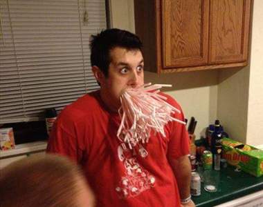 《醉鬼的糗樣子》酒精的危險完全體現在他們身上www