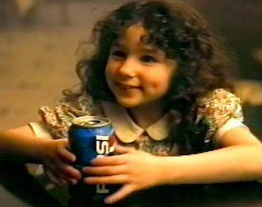 90年代《百事可樂廣告女孩》原來她哥是超有名的巨星？！