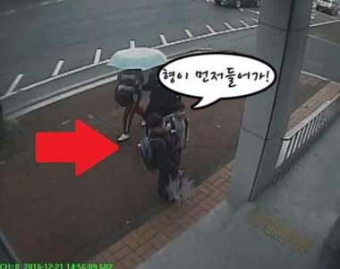 聖誕節溫馨故事《警局前的小男孩》在警局前徘徊不定的他們想做什麼呢？