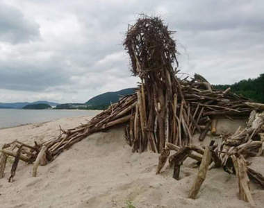 海水浴場突然出現《垃圾版巨神兵與王蟲雕像》是誰做的趕快承認……