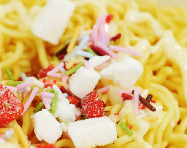 《草莓蛋糕口味炒麵》口味微妙到慘遭30元日幣拋售的程度！？