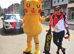 真人版《Pokemon Go》原來抓皮卡丘是這麼勞心費神的事... 真人版《Pokemon Go》原來抓皮卡丘是這麼勞心費神的事...