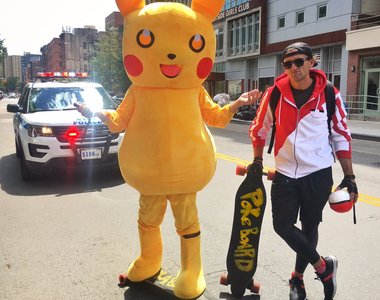 真人版《Pokemon Go》原來抓皮卡丘是這麼勞心費神的事...