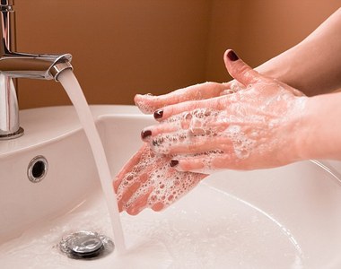 手到底應該怎麼洗最乾淨？讓紫外線來告訴你～