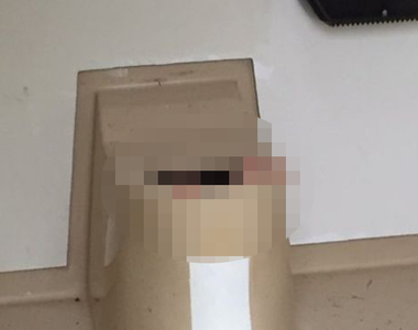 花惹發《挪威男被困公廁馬桶》覺得有點臭臭的味道...