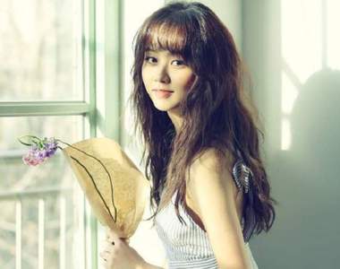 自拍者注意《女星傳授拍照小秘訣》第一步：抬頭挺胸（挺）