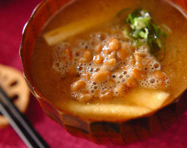 《8種意外好吃的味噌湯料》納豆投入的味道也太令人在意...