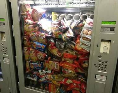 《自動販賣機惡夢》投錢以後最怕碰到這些狀況（淚）