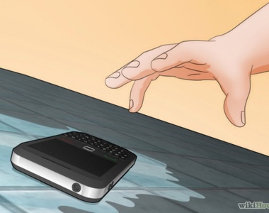 實用《手機泡水緊急處理法》處理的好就不用花大錢換手機唷