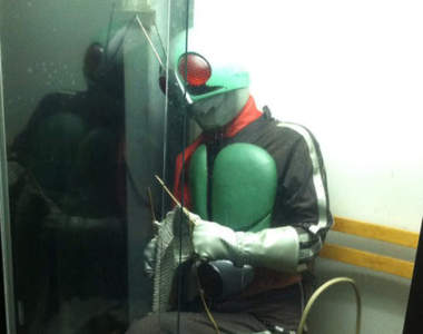 詭異奇景《假面騎士織毛線》半夜經過真的會嚇死路人啊啊啊(⊙＿⊙)