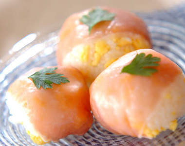 《不用海苔的飯糰》看起來比一般的飯糰還豪華♪