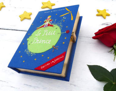 《書本手拿包》經典故事書的造型好治癒♡