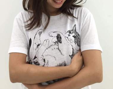 貓奴小妄想《擁抱貓咪T恤》乳量決定貓咪的體型(*´艸`*)
