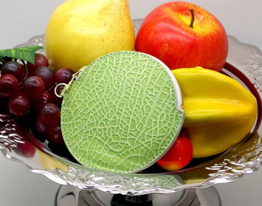 看起來有香味《哈密瓜零錢包》隨時要對錢包開膛破肚的概念？