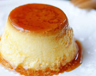 《倒布丁必成法》超簡單轉一圈就可將布丁輕鬆放入盤子裡喔