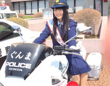 可愛聲優小倉唯《體驗一日警察署長》拜託快來逮捕我……