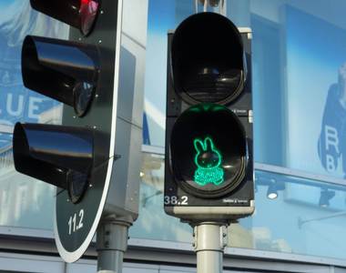 超可愛的《米飛兔紅綠燈》就在米飛兔的家鄉((・x・))