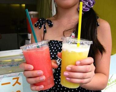 《100塊果汁報警事件》酒味大叔對著小女孩說可愛的妳們拿去買飲料喝吧