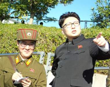 偉大領導視察同人展《金正恩Cosplay》元帥買了多少色色本子呢……