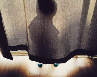 《破綻百出躲貓貓》露餡的小腳太可愛啦♥