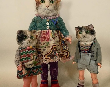 《穿著改造古著的動物人偶》好漂亮但是手上抱著的娃娃超詭異的......