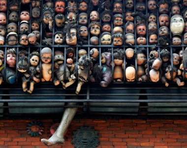 《外國男子愛娃成痴塞滿陽台》玩娃玩成恐怖片場景嚇尿路人…