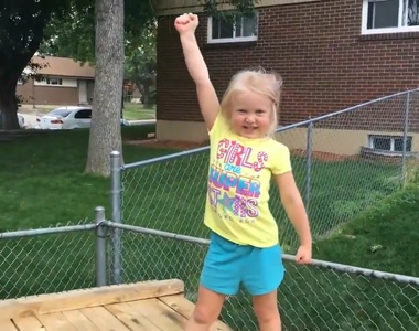 《兒童版極限體能王》爸爸為了實現女兒的夢想打造挑戰舞台