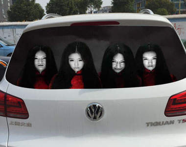 前方車輛有女鬼!?《恐怖反光車貼》嚇阻討厭的遠光燈...但這也太恐怖了吧(抖)