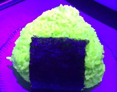 怪詭異的《螢光飯糰》吃了真的不會中毒嗎...？Σ(*ﾟдﾟﾉ)ﾉ