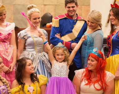 超感人《迪士尼公主的收養聽證會》就連法官也變成白雪公主來開庭