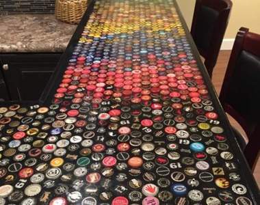網友自製《彩色瓶蓋吧檯桌》用收集了五年的瓶蓋打造獨一無二的桌面