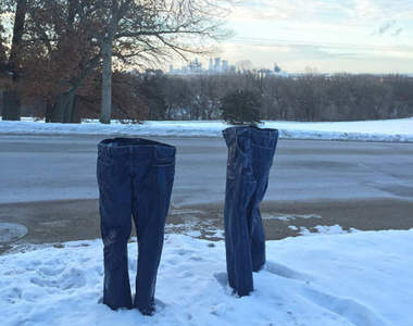 《冰凍牛仔褲》下雪地區特有的玩笑~好冷喔(抖)